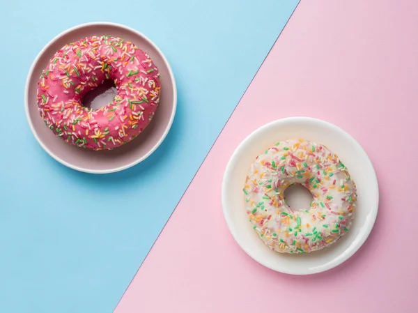 Donuts sur fond rose et bleu vanille — Photo