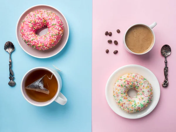 Vue du dessus Tasse de café et thé, Donuts Vanille sur fond bleu rose — Photo