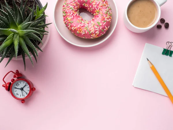 Düz yatıyordu kahve Kupası Donut Cactus not defteri kalem izlemek oyuncu vanilya pembe bir arka plan üzerinde