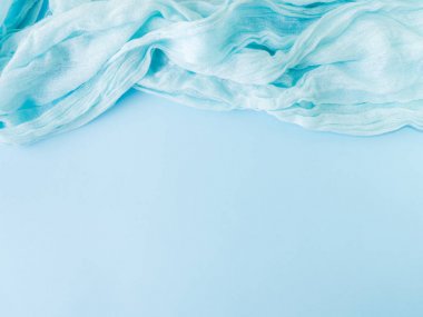 Pastel mavi bir arka plan üzerinde hafif eşarp mavi