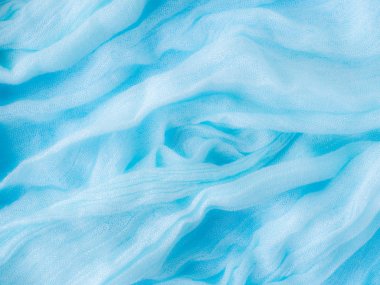 Pastel mavi bir arka plan üzerinde hafif eşarp mavi