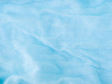 Pastel mavi bir arka plan üzerinde hafif eşarp mavi