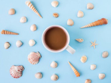 Mavi bir arka plan üzerinde birçok farklı deniz kabukları. Düz yatıyordu. Kahve Merkezi