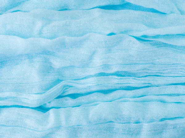 Pastel mavi bir arka plan üzerinde hafif eşarp mavi