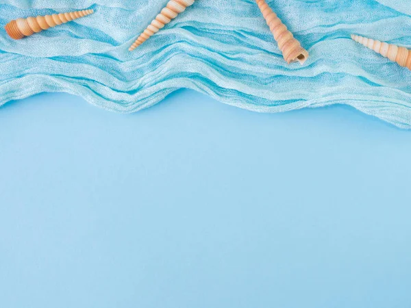 Conchas de varios tipos sobre un fondo azul. Conchas marinas y estrellas de mar sobre un fondo pastel. Concepto de vacaciones — Foto de Stock