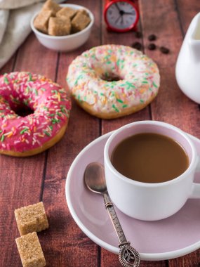 Çörek ve kahve ahşap masa üzerinde. Kopya alanı ile Üstten Görünüm