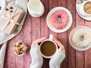 Çörek ve kahve ahşap masa üzerinde. Kopya alanı ile Üstten Görünüm