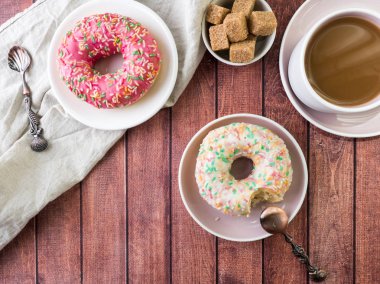 Çörek ve kahve ahşap masa üzerinde. Kopya alanı ile Üstten Görünüm