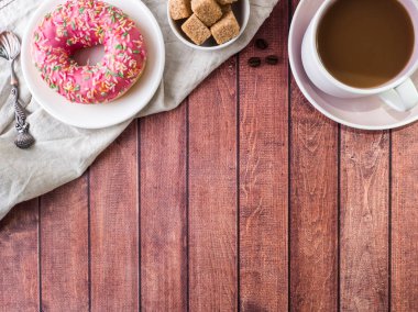 Çörek ve kahve ahşap masa üzerinde. Kopya alanı ile Üstten Görünüm