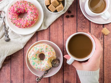 Çörek ve kahve ahşap masa üzerinde. Kopya alanı ile Üstten Görünüm