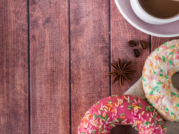 Donuts y café sobre mesa de madera. Vista superior con espacio de copia — Foto de Stock
