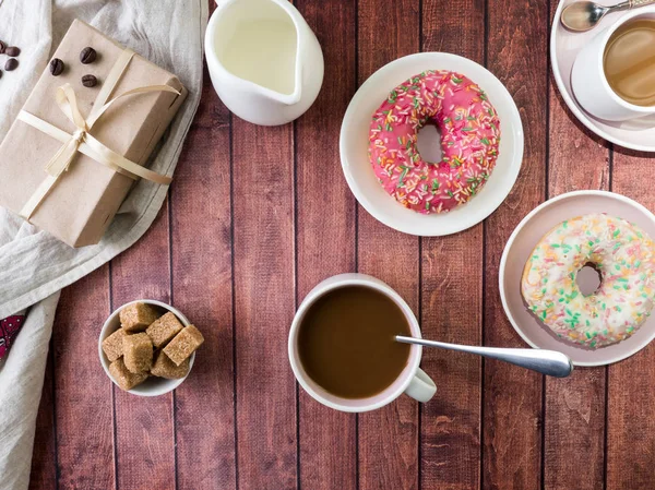 Donuts y café sobre mesa de madera. Vista superior con espacio de copia — Foto de Stock