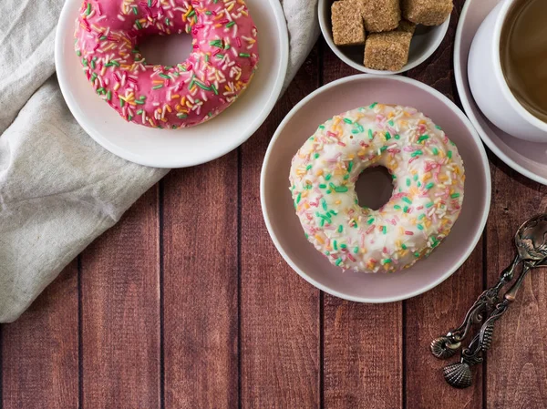 Donuts y café sobre mesa de madera. Vista superior con espacio de copia — Foto de Stock