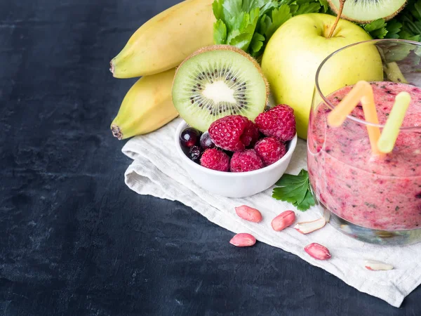 Berry postre smoothie plátano kiwi manzana perejil frambuesa nueces para el desayuno — Foto de Stock