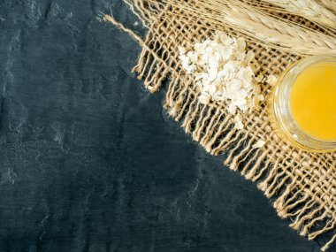 Tahıl ekmeği koyu arka plan üzerinde. Üstten Görünüm. Metin için boş alan.