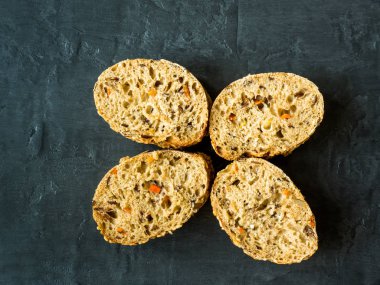 Tahıl ekmeği koyu arka plan üzerinde. Üstten Görünüm.