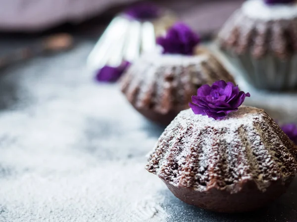 가루 설탕, 보라색 꽃, 선택적 초점의 초콜릿 머핀 어두운 — 스톡 사진