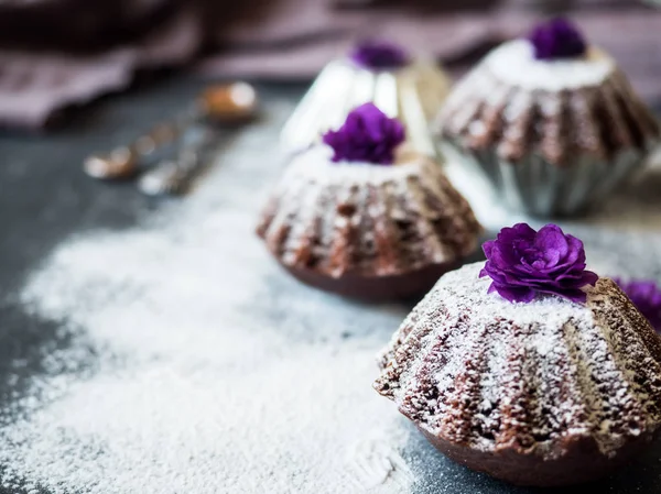 가루 설탕, 보라색 꽃, 선택적 초점의 초콜릿 머핀 어두운 — 스톡 사진