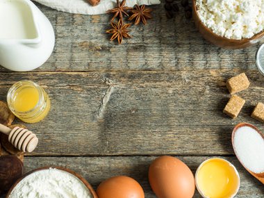 Pişirme arka plan yapmak hamur, süzme peynir, ekmek, un için malzemeler ile şeker ve ahşap rustik masa, üstten görünüm kopya alanı yumurta