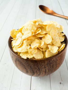 Açık renkli ahşap kase kuru Mısır gevreği