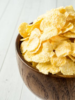 Açık renkli ahşap kase kuru Mısır gevreği