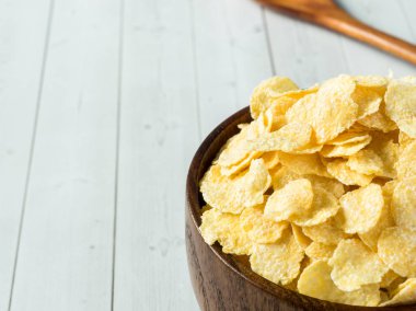 Açık renkli ahşap kase kuru Mısır gevreği