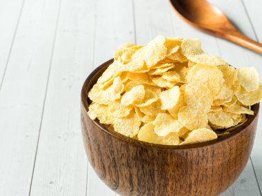 Açık renkli ahşap kase kuru Mısır gevreği