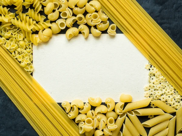 Fondo de espaguetis secos de pasta italiana, Fusilli y macarrones. Copiar espacio — Foto de Stock