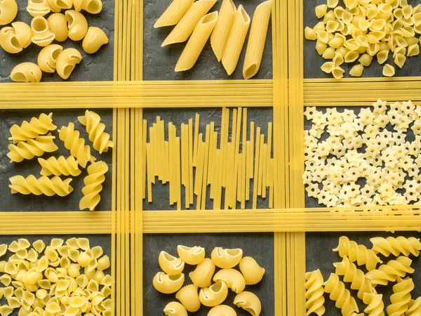 Fondo de espaguetis secos de pasta italiana, Fusilli y macarrones — Foto de Stock