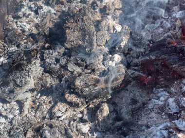 İçin için yanan kömür ızgara arka plan yangında üzerinden