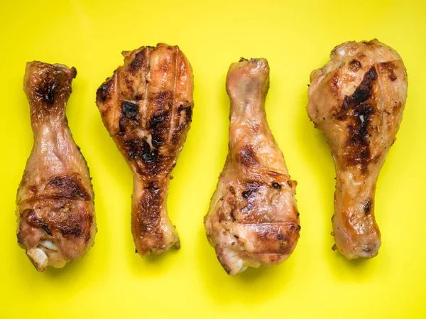 Gegrilde kip drumsticks op een fel gekleurde achtergrond selectieve aandacht — Stockfoto