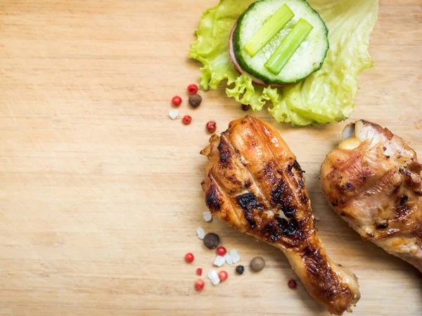 Tongkat ayam panggang pada papan kayu dengan sayuran segar Fokus selektif — Stok Foto