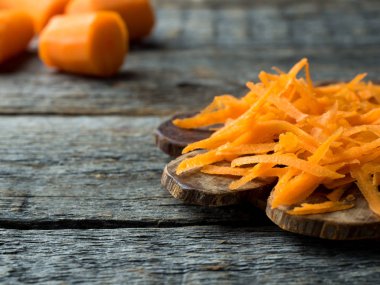 Ahşap rustik arka plan kopya alanı üzerine rendelenmiş havuç