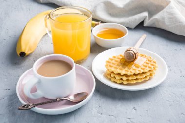 Sağlıklı kahvaltı kahve suyu çerezleri muz gri beton zemin üzerine tatlım.