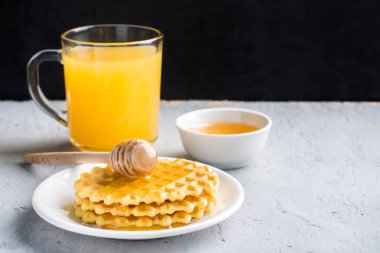 Sağlıklı kahvaltı kahve suyu çerezleri muz gri beton zemin üzerine tatlım.