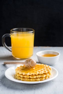 Sağlıklı kahvaltı kahve suyu çerezleri muz gri beton zemin üzerine tatlım.