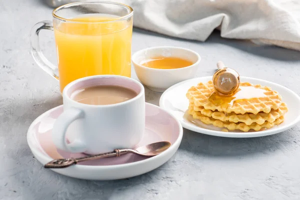 Desayuno saludable jugo de café Galletas miel sobre fondo de hormigón gris — Foto de Stock
