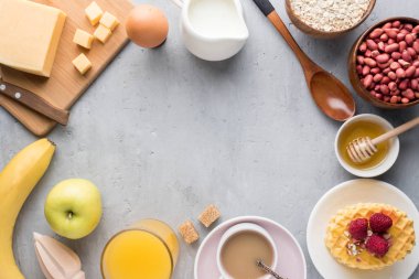 Sağlıklı kahvaltı peynir suyu kahve tatlım fıstık yumurta bisküvi waffle tahıl yulaf ezmesi elma muz. Seçici odak. Üstten Görünüm. Düz pozisyon