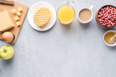 Sağlıklı kahvaltı peynir suyu kahve tatlım fıstık yumurta bisküvi waffle tahıl yulaf ezmesi elma muz. Seçici odak. Üstten Görünüm. Düz pozisyon