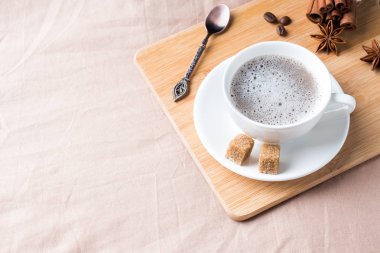 Bir tepsi üzerinde pastel bir kahve şekerli kahve ile rahat kompozisyon düz lay paket, görünümü top.