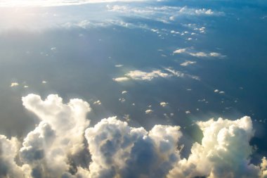 Güneş ışınlarının ile gökyüzünde bulutlar. Uçaktaki göster. Seçici odak