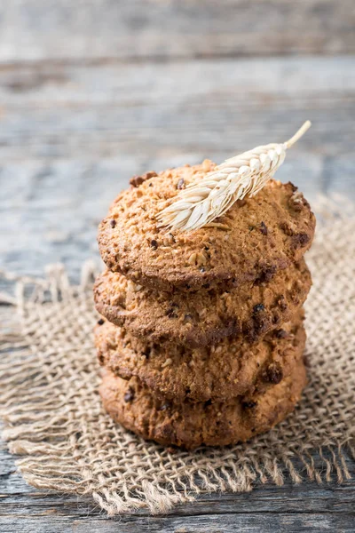 Oatmeal cereal cookies on napkin burlap wood table — Stock Photo, Image