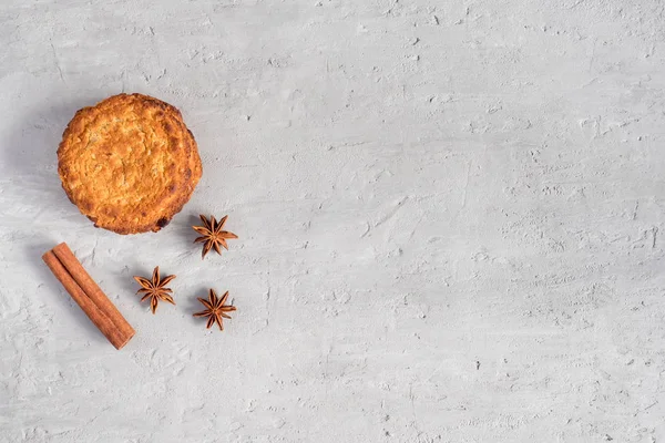 회색 콘크리트 바탕에 곡물과 신선한 건강 한 오트밀 쿠키. — 스톡 사진