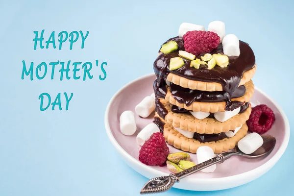 Nápis Happy Den matek. Sladký dezert čokoládová cookie malin a marshmallow — Stock fotografie