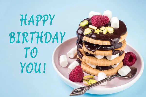 Die Aufschrift Happy Birthday, ein süßes Dessert aus einem Schokoladenkeks Himbeere und Eibisch — Stockfoto