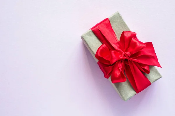 빨간 리본, 소프트 핑크 파스텔 배경 튤립 꽃다발과 선물 상자 — 스톡 사진