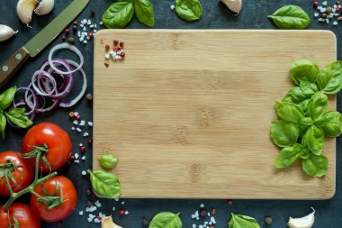 Domates fesleğen sarımsak ve baharat taş bir tablo. Pişirme kavramı. Metin için yer ile Üstten Görünüm