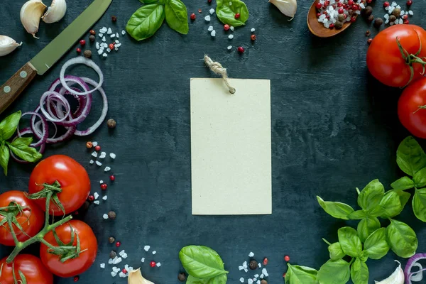 Tomates Basílio Alho e temperos em uma mesa de pedra. O conceito de cozinhar. Vista superior com espaço para texto — Fotografia de Stock