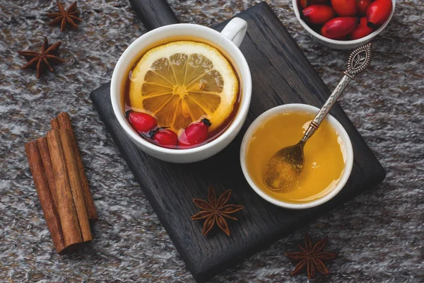 Getränk aus wilden Rosenbeeren mit Zitrone und Honig-Zimt. Vitamin nützlicher Sud aus Hagebutten. Gemütliches Heimkonzept des Wintergetränks — Stockfoto