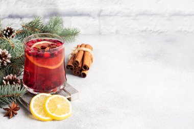 Limonlu ve baston şekerli kızılcık suyu. Sıcak kış içeceği. Boşluğu kopyala